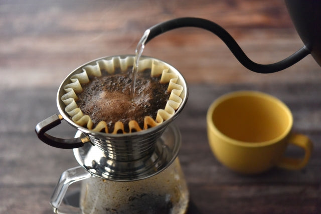コーヒーをドリップしている写真