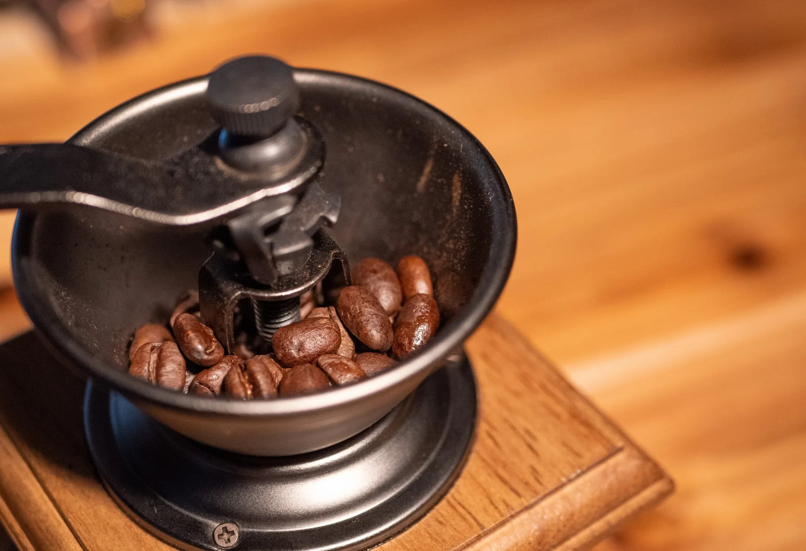 コーヒー豆を挽いている写真